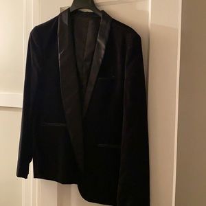 Velvet w/satin collar